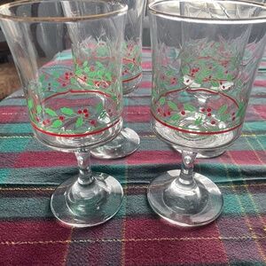 Vintage 1985 Arby’s Christmas Holly collection set of 4  10 oz stemware